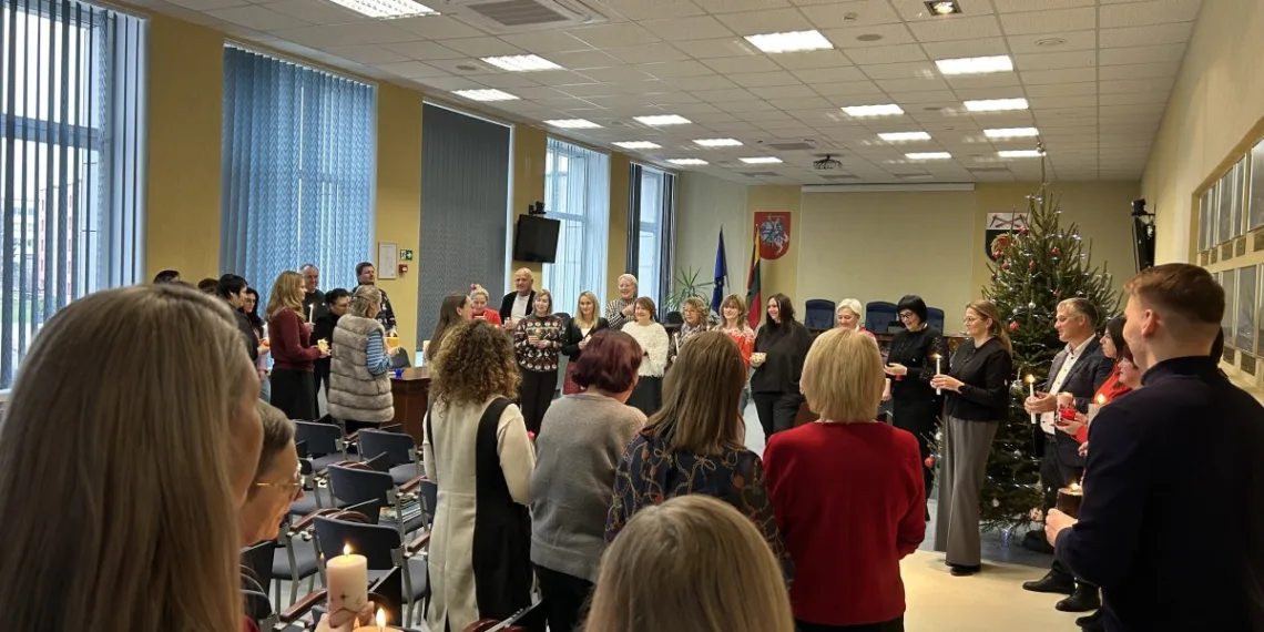 Pasidalyta Betliejaus taikos ugnimi. Amenės raj.sav.nuotr.