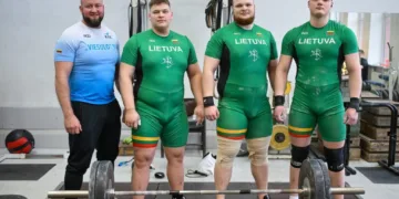 LYDERIAI (iš kairės): sunkiosios atletikos treneris Vincas Šlevinskis ir jo treniruojami aukšto meistriškumo sportininkai Karolis Stonkus, Deivydas Barkus ir Neilas Gineikis.