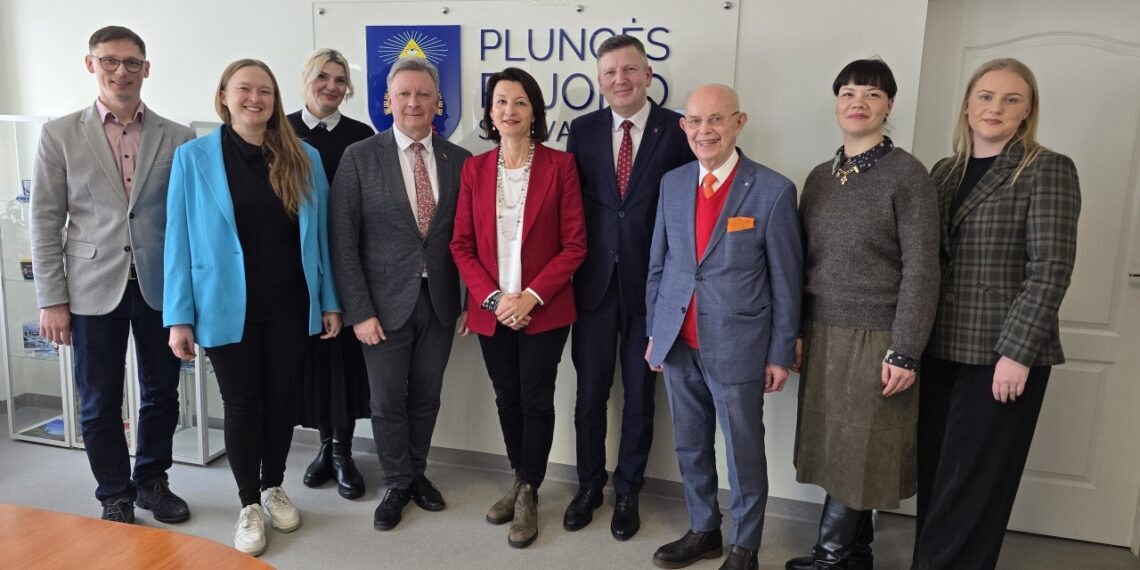 Pasaulio lietuvių bendruomenės, Plungės pramonininkų sąjungos ir Plungės raj. sav. atstovai/Plungės raj.sav.nuotr.