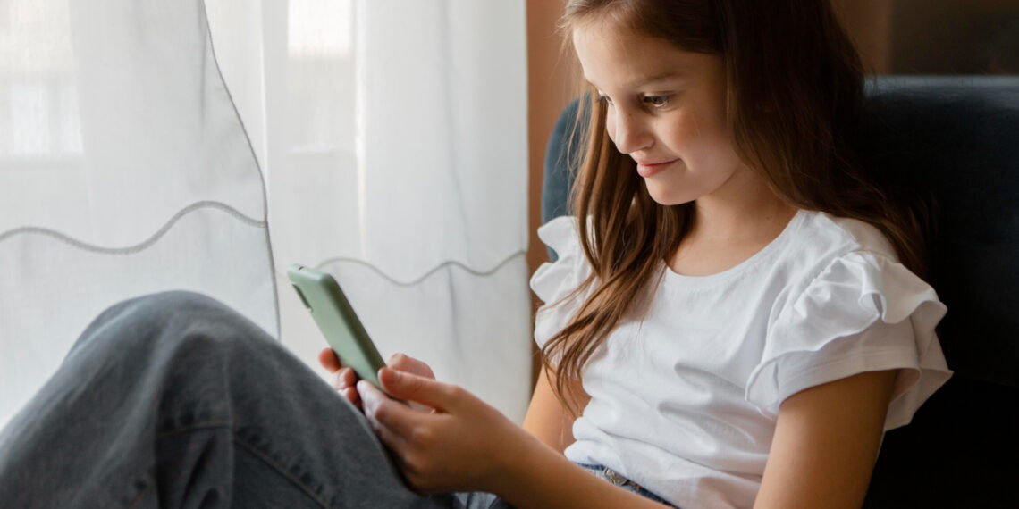 Paauglė su mob.telefonu/Freepik asociatyvi nuotr.