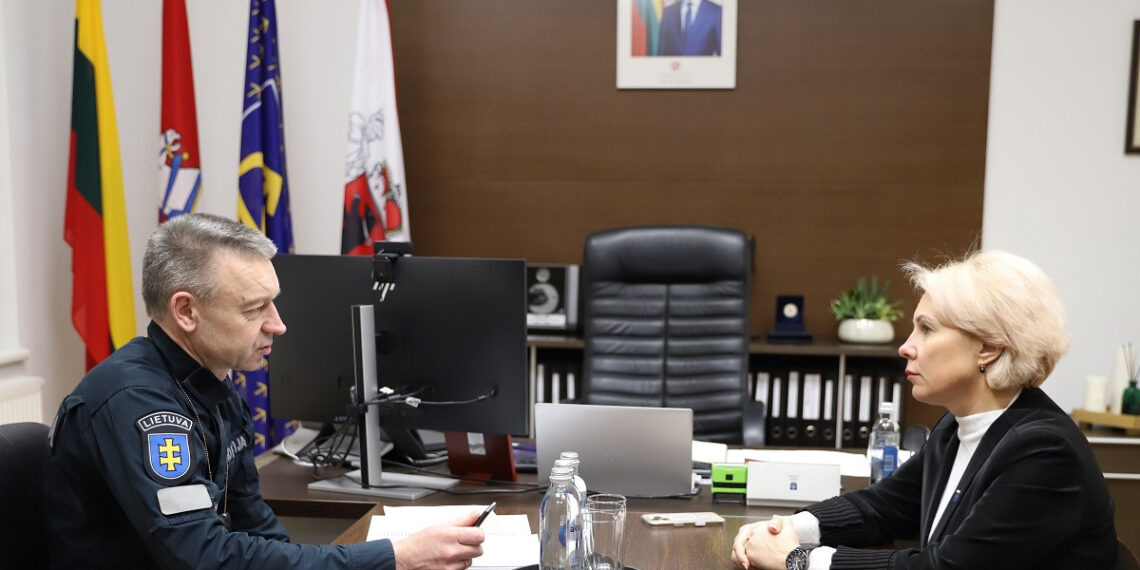 Mažeikių raj. sav.  merė Rūta Matulaitienė (dešinėje) susitinka su Mažeikių r. PK viršininku  Rolandu Karaliumi