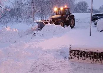 Kelių, gatvių, šaligatvių valymo darbai Plungės rajone tęsiami