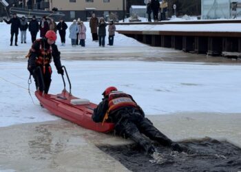 Šventosios uoste moksleiviai mokėsi saugaus elgesio ant ledo