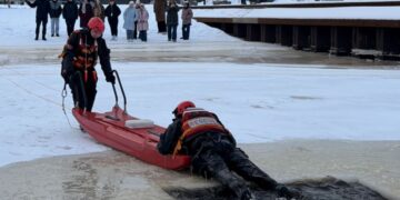 Šventosios uoste moksleiviai mokėsi saugaus elgesio ant ledo