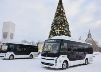 Akmenės autobusų parkas pristato 2 naujus žemagrindžius elektrinius autobusus