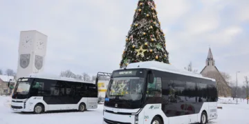 Akmenės autobusų parkas pristato 2 naujus žemagrindžius elektrinius autobusus