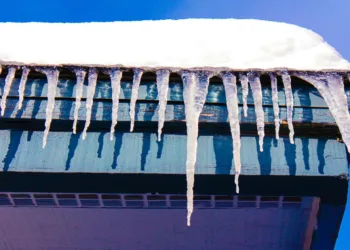 Už stogų valymą ir varveklių šalinimą atsakingi pastatų savininkai ir administratoriai