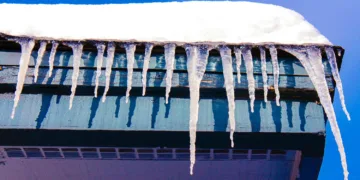 Už stogų valymą ir varveklių šalinimą atsakingi pastatų savininkai ir administratoriai