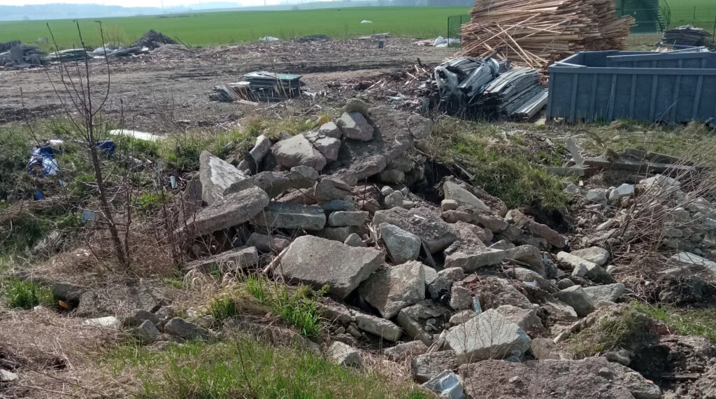 Užterštų sklypų valymas. Akmenės raj.sav.asoc.nuotr.