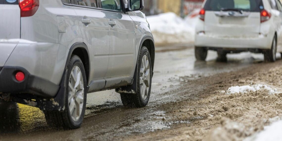 Automobiliai žiemą / nuotr. Canva