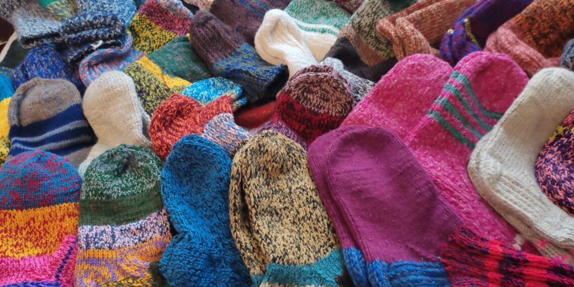 Į Ukrainą mezgamos šiltos vilnonės kojinės/Vilkaviškio vyskupijos Carito nuotr.