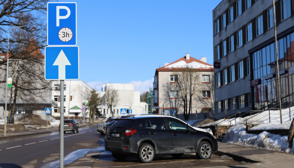 Stovėjimo laiką ribojantys kelio ženklai/Raseinių raj.sav.nuotr.