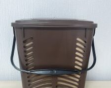 Pagėgių miesto daugiabučių namų gyventojams išdalinti maisto ir virtuvės atliekų rūšiavimo kibirėliai