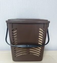 Pagėgių miesto daugiabučių namų gyventojams išdalinti maisto ir virtuvės atliekų rūšiavimo kibirėliai