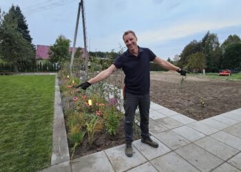 Pavasaris įsivažiuoja: kada verta pabudinti veją?