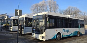 Į Plungės miesto gatves išriedėjo šeši nauji elektriniai autobusai