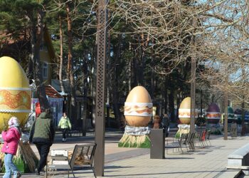 Palangoje jau sklando artėjančių Velykų nuotaikos – kviečia įspūdinga Margučių alėja
