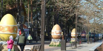 Palangoje jau sklando artėjančių Velykų nuotaikos – kviečia įspūdinga Margučių alėja