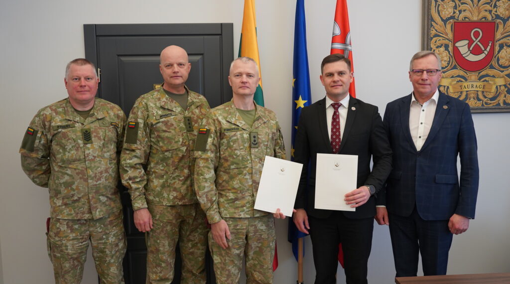 Pasirašyta bendradarbiavimo sutartis su Lietuvos kariuomenės KASP Žemaičių apygardos 3-iąja rinktine/Tauragės raj.sav.nuotr.