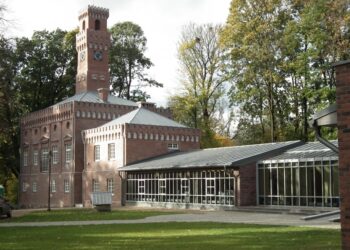 Plungės viešojoje bibliotekoje susitikimas su žurnalistu, laidų vedėju ir rašytoju Andriumi Tapinu