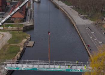 Klaipėda ruošiasi Italų dienoms: montuojamas atnaujintas „Bendrystės tiltas“