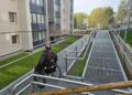Gargžduose – išskirtinis sprendimas: prie daugiabučio įrengtas didžiulis pandusas