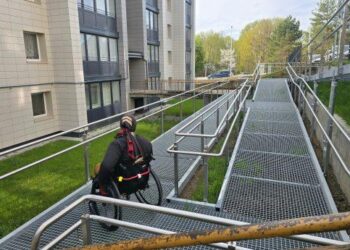 Gargžduose – išskirtinis sprendimas: prie daugiabučio įrengtas didžiulis pandusas