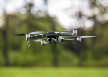 Kaip elgtis pastebėjus droną, gavus perspėjimą apie oro pavojų ar radus įtartiną daiktą?