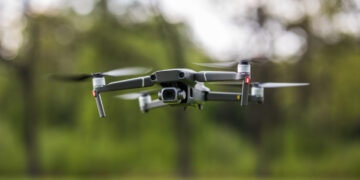 Kaip elgtis pastebėjus droną, gavus perspėjimą apie oro pavojų ar radus įtartiną daiktą?