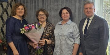 Rūta Čiuželienė (antra iš karės) su dukra Rita ir pasveikinti atvykusiais meru Audriumi Klišoniu ir Jolanta Puidokiene/Plungės raj.sav.nuotr.