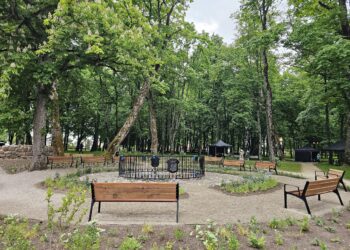 Gargžduose atidarytas naujai įrengtas Baronų Renių skveras
