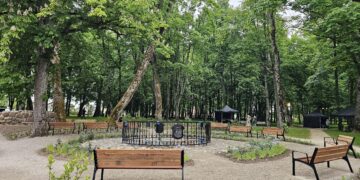 Gargžduose atidarytas naujai įrengtas Baronų Renių skveras