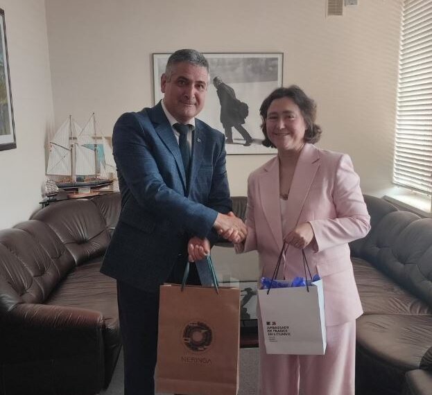 Prancūzijos ambasadorė Lietuvoje Lucie Stepanyan susitiko su Neringos sav. meru Dariumi Jasaičiu /Neringos sav.nuotr.
