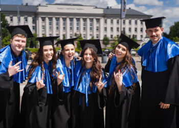 Šiaulių valstybinėje kolegijoje įteikti aukštojo mokslo diplomai