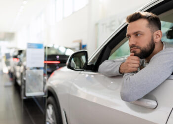 Prieš pirkdami įvertinkite: greičiausiai nuvertėjantys automobiliai Lietuvoje