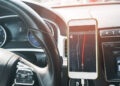 Pakenkti gali vos kelios minutės: kodėl telefono nereikėtų palikti automobilyje?