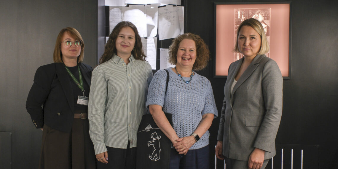 Jungtinės Karalystės ambasadorės Lietuvoje Elizabeth Boyles (antra iš dešinės) vizitas Žemaičių muziejuje „Alka“ /Telšių raj.sav.nuotr.