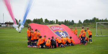 Klaipėdos rajone prie Dovilų karjerų oficialiai atidaryta moderni futbolo stovyklavietė