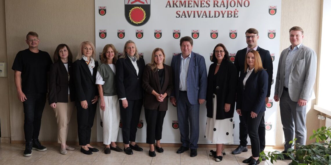 Aplinkos ministrės Ievos Andriulaitytės (viduryje) vizitas/Akmenės raj.sav.nuotr.