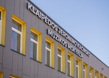 Klaipėdos meras apžiūrėjo po remonto atsinaujinusią Jeronimo Kačinsko muzikos mokyklą