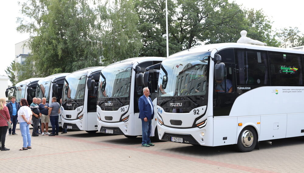 Penki nauji autobusai/Raseinių raj.sav.nuotr.