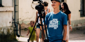 Lietuvos jaunimas kviečiamas dalyvauti nemokamoje tarptautinėje medijų stovykloje Latvijoje „Young Media Sharks“