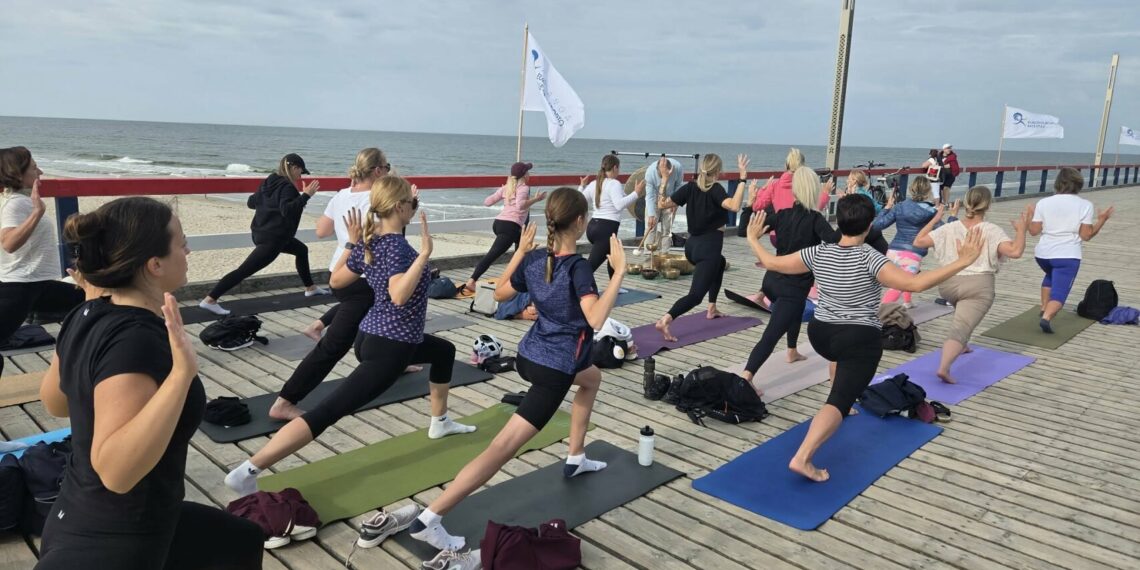 Pilates treniruotė ant Palangos tilto/Palangos m.sav.nuotr.