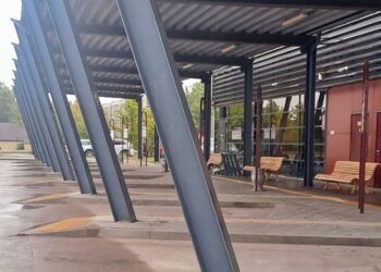 Skuodo rajono savivaldybės administracija kartu su partneriu UAB „Skuodo autobusai“rekonstruoja autobusų stoties aplinką
