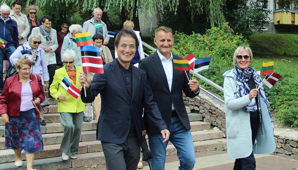 Japonijos ambasadorius Shinsuke Shimizu (kairėje) Baltijos kelio dienos minėjime/G. Jaselskytės nuotr.