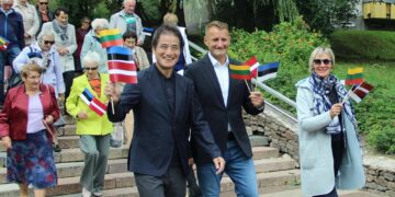 Japonijos ambasadorius Shinsuke Shimizu (kairėje) Baltijos kelio dienos minėjime/G. Jaselskytės nuotr.