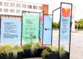 Naujosios Akmenės Leopoldo Petravičiaus aikštėje pastatyta nauja žydinti informacinė instaliacija