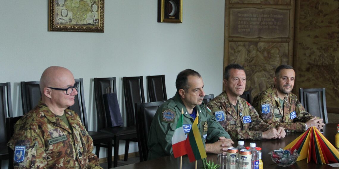 Susitikimas su NATO oro policijos misiją vykdančiais Italijos kariais/Šiaulių m.sav.nuotr.