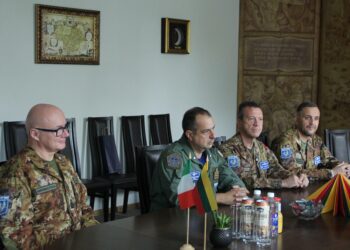 Šiaulių miesto vadovai susitiko su NATO oro policijos misiją vykdančiais Italijos kariais