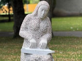 XII akmentašių simpoziumas Kelmėje: miestą papuošė trys nauji kūriniai